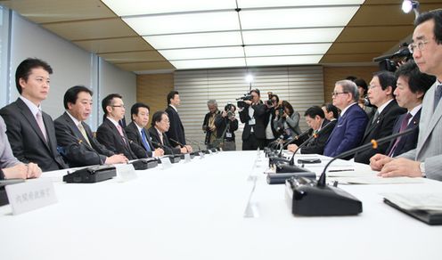 Photograph of the Prime Minister delivering an address at the meeting of the Ministerial Meeting on Consultations with Relevant Countries Toward Participation in the TPP Negotiations 2