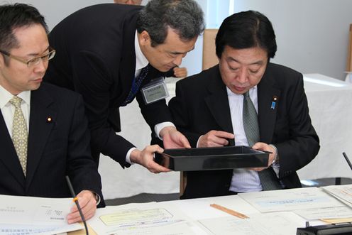 Photograph of the Prime Minister hearing an explanation about iPS cells