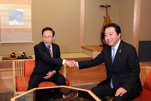 Photograph of Prime Minister Noda having talks with welcoming President Lee Myung-bak of the ROK