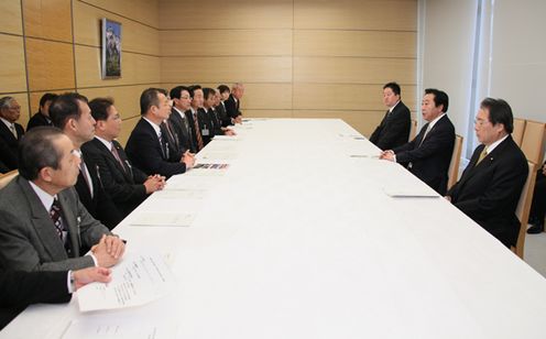 Photograph of the Prime Minister meeting with the representatives of municipalities affected by Typhoon Talas in Wakayama Prefecture, and others