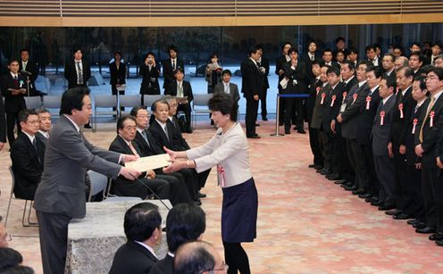 Photograph of the Prime Minister presenting a certificate of award at the awards ceremony for long-serving employees of the Cabinet and Cabinet Office