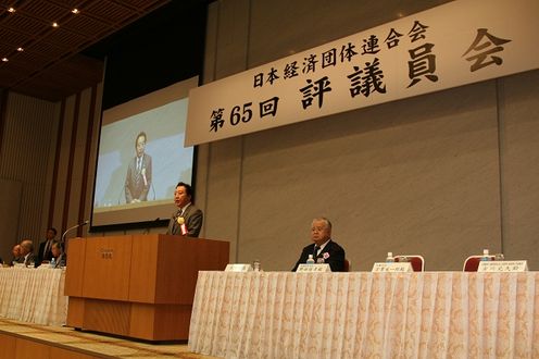 Photograph of the Prime Minister delivering an address at the Meeting of the Nippon Keidanren Board of Directors 2