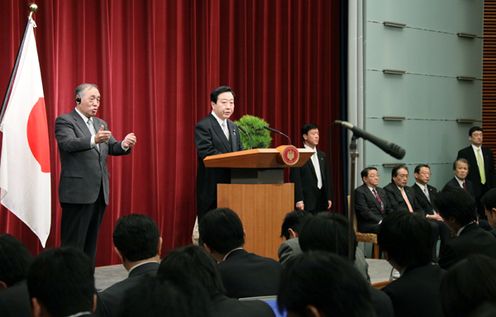 Photograph of the Prime Minister holding the New Year's press conference 2