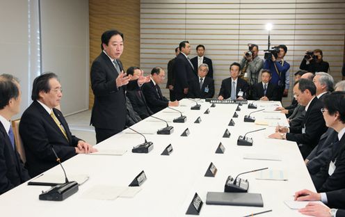 Photograph of the Prime Minister delivering an address at the liaison meeting among the Cabinet Office and ministries 3