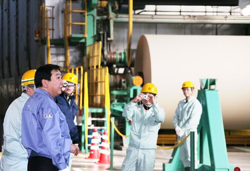 Photograph of the Prime Minister observing a paper mill in Minamisoma City 1