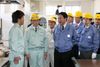 Photograph of the Prime Minister observing a paper mill in Minamisoma City 2