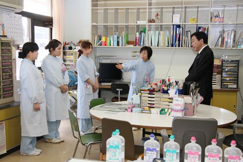 Photograph of the Prime Minister observing a hospital in Minamisoma City 1