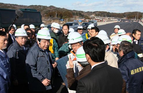 Photograph of the Prime Minister observing a road construction site of the Joban Expressway