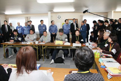 Photograph of the Prime Minister visiting temporary housing in Ishinomaki City