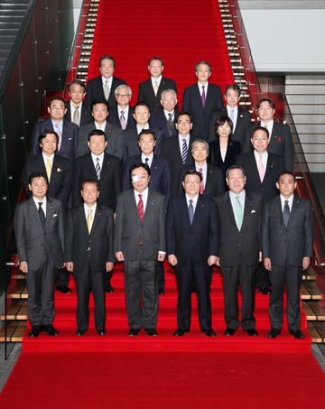 Photograph of the Prime Minister attending a commemorative photograph session with the senior vice-ministers