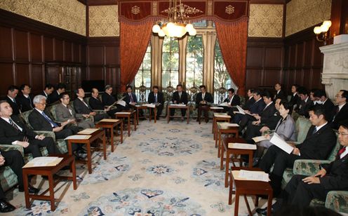 Photograph of the Prime Minister delivering an address at the meeting of the Headquarters for Administrative Reform Implementation 3