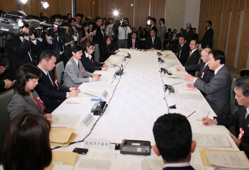 Photograph of the Prime Minister delivering an address at the meeting of the Frontier Subcommittee 3
