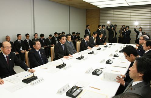 Photograph of the Prime Minister delivering an address at the Ministerial Meeting on Response to Heavy Snow 1