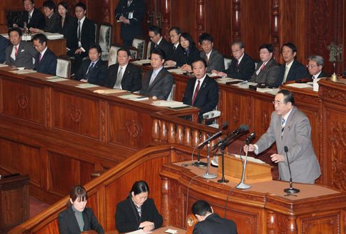 Photograph of the Prime Minister listening to the report from the Chairman of the Budget Committee of the House of Representatives