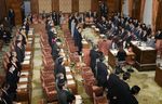 Photograph of the voting for the draft fourth supplementary budget for FY2011 at the meeting of the Budget Committee of the House of Representatives