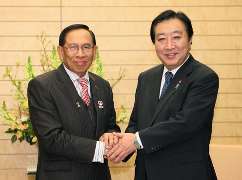 Photograph of Prime Minister Noda shaking hands with President of the Senate of Malaysia Tan Sri Abu Zahar Ujang