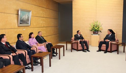 Photograph of Prime Minister Noda meeting with President of the Senate of Malaysia Tan Sri Abu Zahar Ujang 2