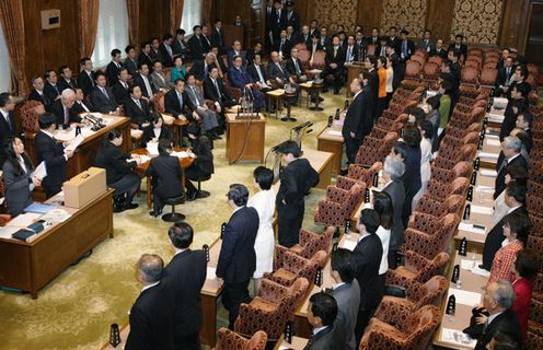 Photograph of the voting for the draft fourth supplementary budget for FY2011 at the meeting of the Budget Committee of the House of Councillors