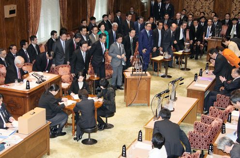 Photograph of the Prime Minister bowing after the approval of the draft fourth supplementary budget for FY2011 at the meeting of the Budget Committee of the House of Councillors