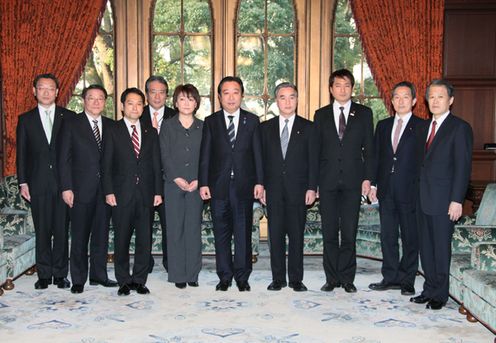 Photograph of the Prime Minister attending a commemorative photograph session with the newly appointed Minister and Parliamentary Secretaries for Reconstruction
