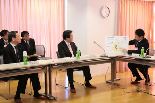 Photograph of the Prime Minister hearing an explanation from the Mayor of Kashiwa City