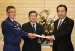 Photograph of the Prime Minister receiving a letter of request from Mayor Norio Kanno and Village Assembly Chairman Chohei Sato of Iitate Village