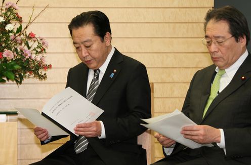 Photograph of the Prime Minister reading a letter of request from Iitate Village