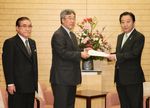 Photograph of the Prime Minister receiving a letter of request from Mayor Yuko Endo of Kawauchi Village