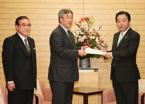 Photograph of the Prime Minister receiving a letter of request from Mayor Yuko Endo of Kawauchi Village