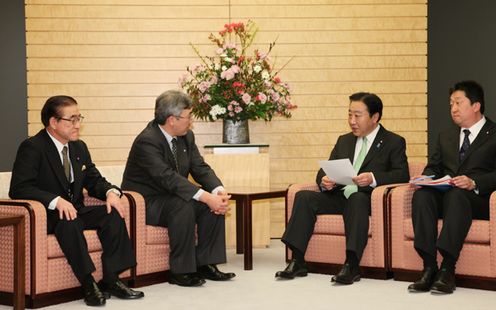 Photograph of the Prime Minister hearing a request from Mayor Yuko Endo of Kawauchi Village