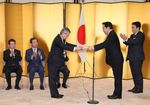 Photograph of the Prime Minister presenting a certificate of award to a recipient of the Award of Japan for Crafting