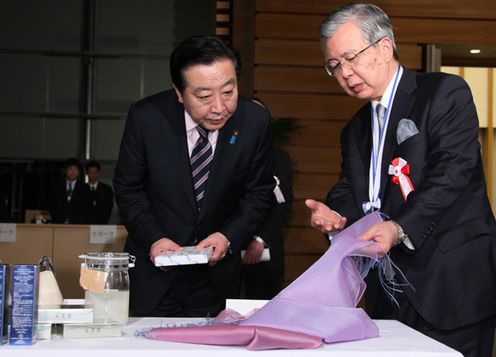 Photograph of the Prime Minister hearing an explanation from a recipient of the Award of Japan for Crafting 1