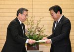 Photograph of Prime Minister Noda receiving a letter of request from Governor Sato of Fukushima Prefecture