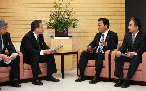 Photograph of Prime Minister Noda meeting with Governor Sato of Fukushima Prefecture