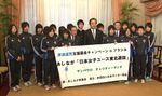 Photograph of the Prime Minister receiving a courtesy call from a high school student orphaned by the tsunami and the Japan Women's Tohoku Youth Football Team