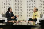 Photograph of the Prime Minister meeting with Governor of Okinawa Prefecture Hirokazu Nakaima 1