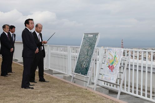 Photograph of the Prime Minister observing the status of the use of vacant land returned by U.S. Forces