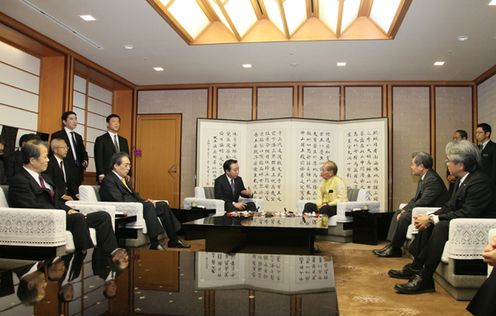Photograph of the Prime Minister meeting with Governor of Okinawa Prefecture Hirokazu Nakaima 2