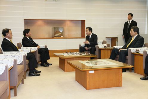 Photograph of the Prime Minister meeting with Chair of the Okinawa Prefectural Assembly Zenshin Takamine