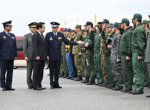 Photograph of the Prime Minister extending words of encouragement to the personnel at Naha Air Base 1