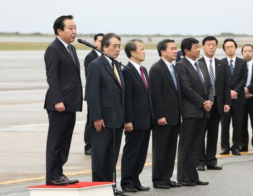 Photograph of the Prime Minister extending words of encouragement to the personnel at Naha Air Base 2
