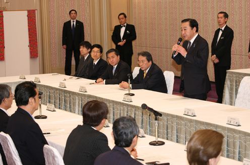 Photograph of the Prime Minister delivering an address at a lunch meeting with representatives of economic organizations in Okinawa Prefecture