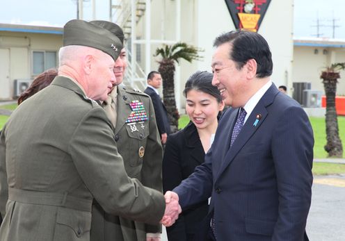 Photograph of the Prime Minister receiving an explanation of the overall situation from the Okinawa Area Coordinator of the U.S. Forces in Okinawa
