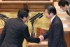 Photograph of the Prime Minister shaking hands with Chief Representative Yamaguchi of the New Komeito