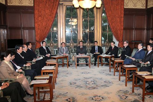 Photograph of the Prime Minister delivering an address at the joint meeting of the Council on Measures for Society with Decreasing Birthrate and the Council on the New System for Children and Child-rearing 2