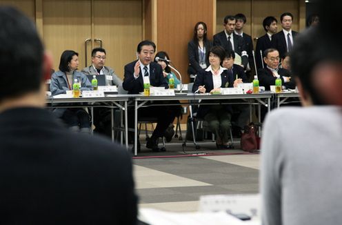 Photograph of the Prime Minister delivering an address at the meeting of the Council to Cheer the Future of Japan - Power of Small Enterprises to Change Japan 3