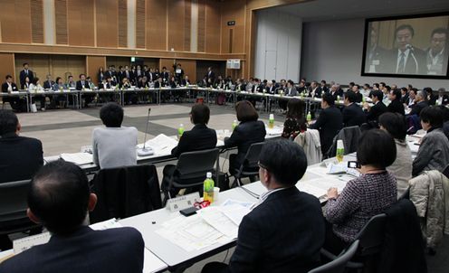 Photograph of the Prime Minister delivering an address at the meeting of the Council to Cheer the Future of Japan - Power of Small Enterprises to Change Japan 4