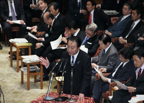 Photograph of the Prime Minister answering questions at the meeting of the Budget Committee of the House of Representatives