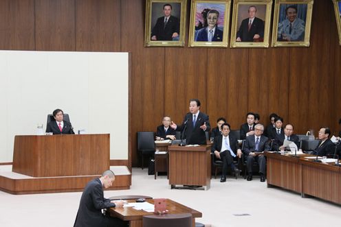 Photograph of the Prime Minister answering questions at the meeting of the House of Representatives Committee on Internal Affairs and Communications