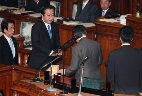 Photograph of the Prime Minister voting for the draft comprehensive FY2012 budget at the plenary session of the House of Representatives